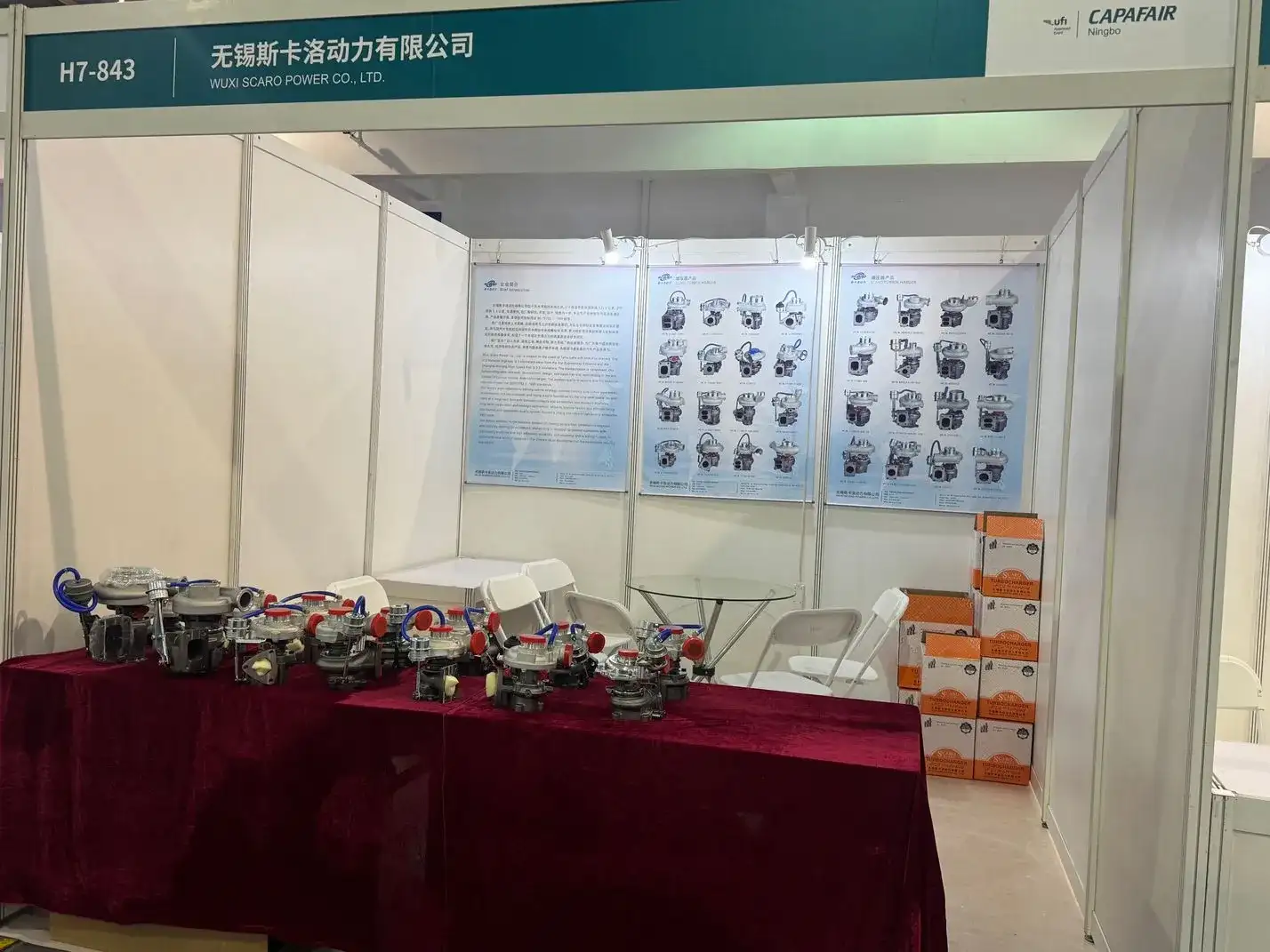 Mur de produits et matrice de turbos sur notre stand CAPAFAIR 2026 : turbos de remplacement aftermarket, panneaux techniques détaillés et emballage d’exportation pour acheteurs internationaux.