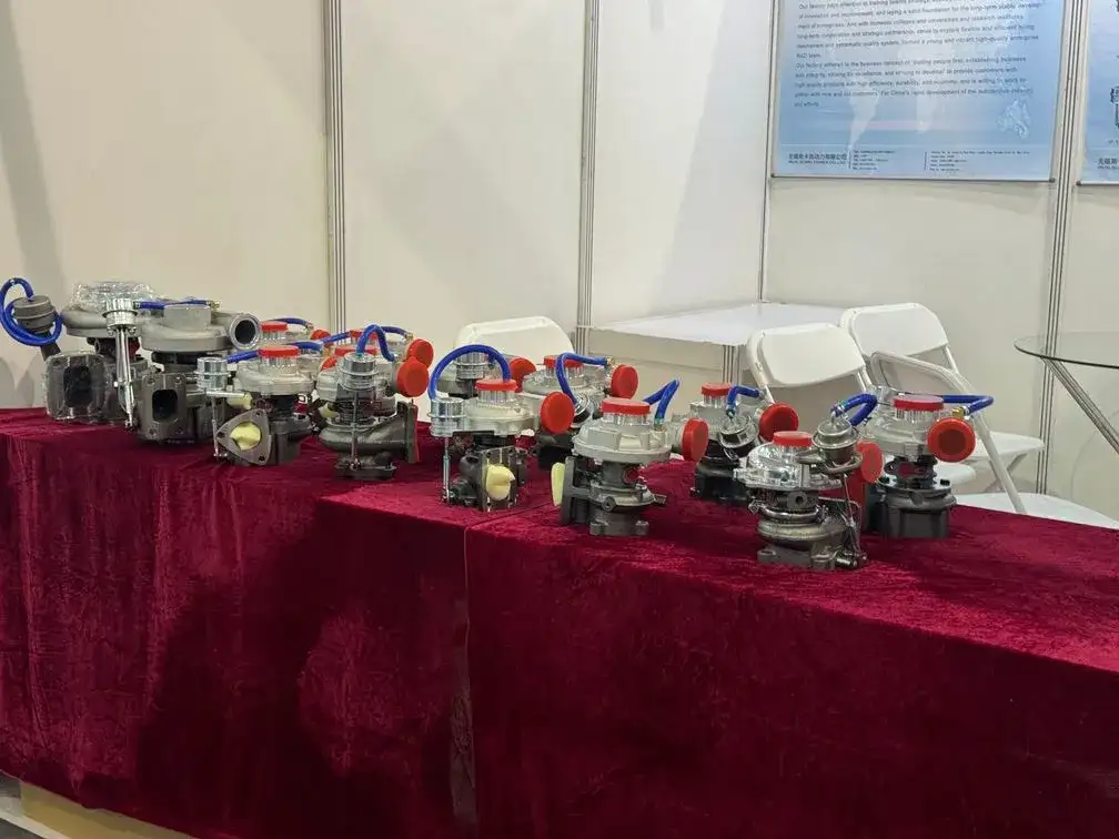 Présentation sur table d’unités de remplacement de turbocompresseur sur notre stand Ningbo 2026 ; gamme orientée importateurs pour exportation d’usine et remplacement aftermarket.